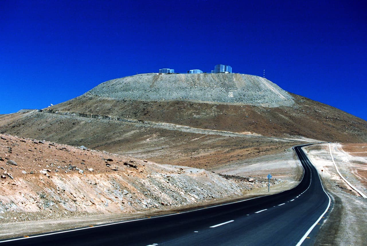 El complejo de telescopios del Observatorio Europeo Austral se encuentra en una zona remota y libre de contaminación que facilita la observación astronómica en el desierto de Atacama, al norte de Chile. Desde allí captaron la espiral de polvo y gas alrededor de una estrella situada a 520 años luz de la Tierra, en la constelación de Auriga (el cochero).
<br>