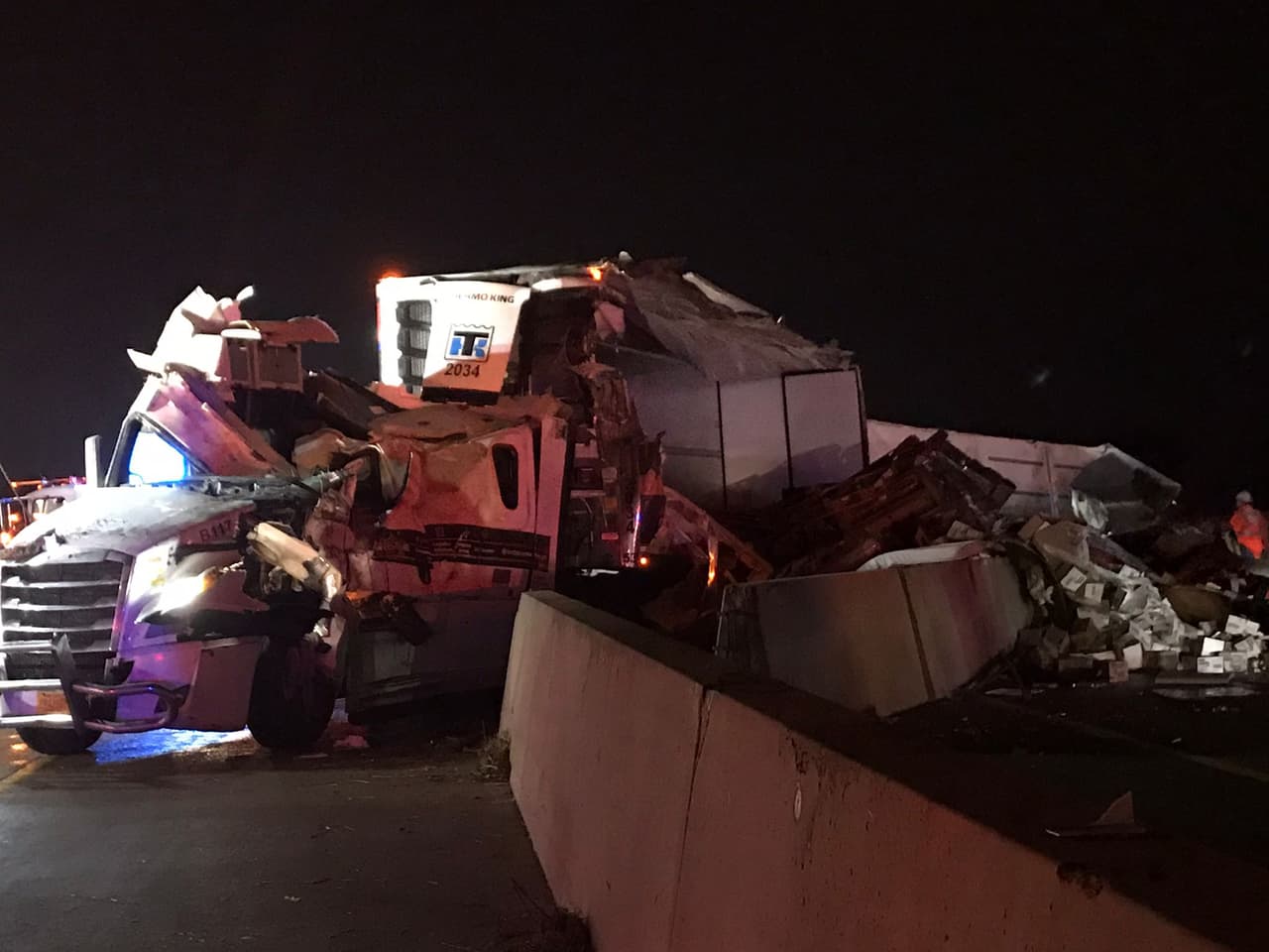 Tres personas fueron hospitalizadas este
<a href="https://www.univision.com/local/dallas-kuvn/esto-lo-que-se-sabe-de-grave-accidente-vehicular-multiple-ocurrido-este-lunes-en-la-noche-en-forreston-video">lunes por la noche luego de que tres camiones chocaran</a> cuando un aparente tornado cruzó la carretera Interestatal 35E, cerca de Waxahachie, según las autoridades.