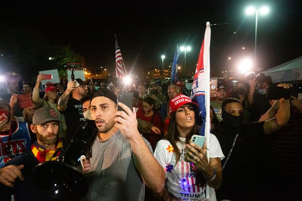 Simpatizantes del presidente Trump salieron a las calles de Phoenix a exigir el conteo de cada voto.
<br>
