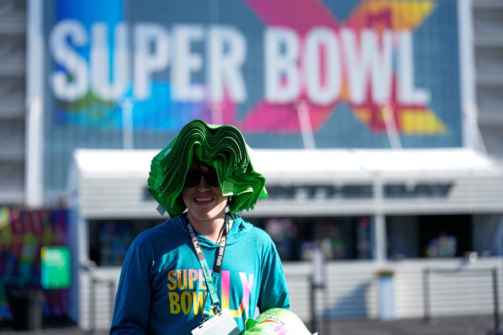 Jorge Bello, también de Puerto Rico, no presumió una pava, pero de forma creativa se cubrió del sol con las toallas que repartió entre el público en el Levi's Stadium, donde no parecía caber un alma más.