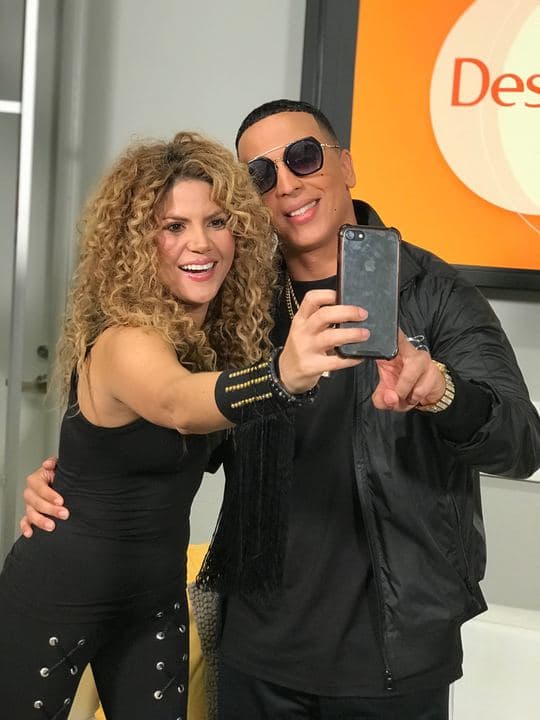 Los dobles de Shakira y Daddy Yankee aprovecharon para pedirse la foto del recuerdo en Despierta América, y así despedimos esta divertida mañana llena de música.
