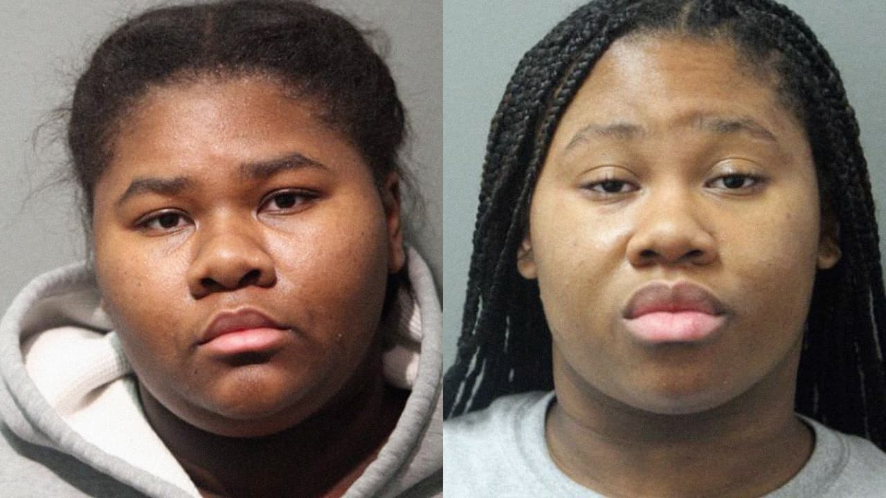 Las hermanas Jéssica y Jayla Hill fueron arrestadas en Chicago por golpear y apuñalar a un guardia de seguridad que les pidió usar el tapabocas dentro de un establecimiento comercial.
<br>
<br>