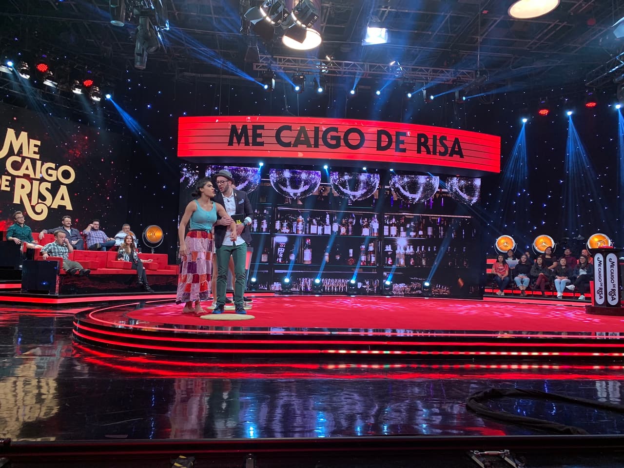 Mela volvió al escenario para recibir un nuevo castigo. Sí, ¡la persigue la mala suerte!