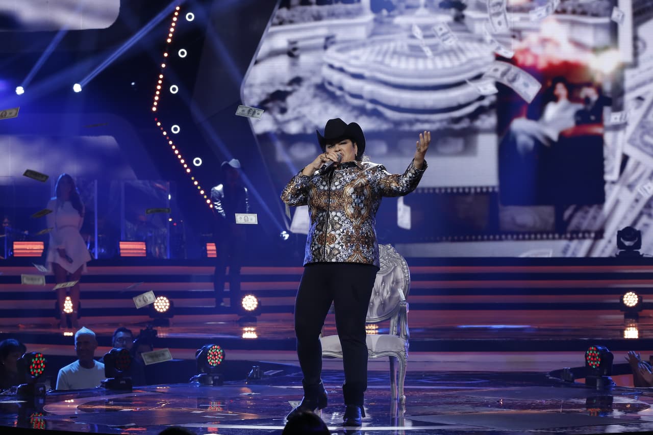 Antes de que Sandra pasara a cantar, supimos que ella no tuvo una buena semana, pues enfermó, pero pese a todo estuvo cantando como todos y sacando lo mejor de su voz interpretó 'Jefe De Jefes'.