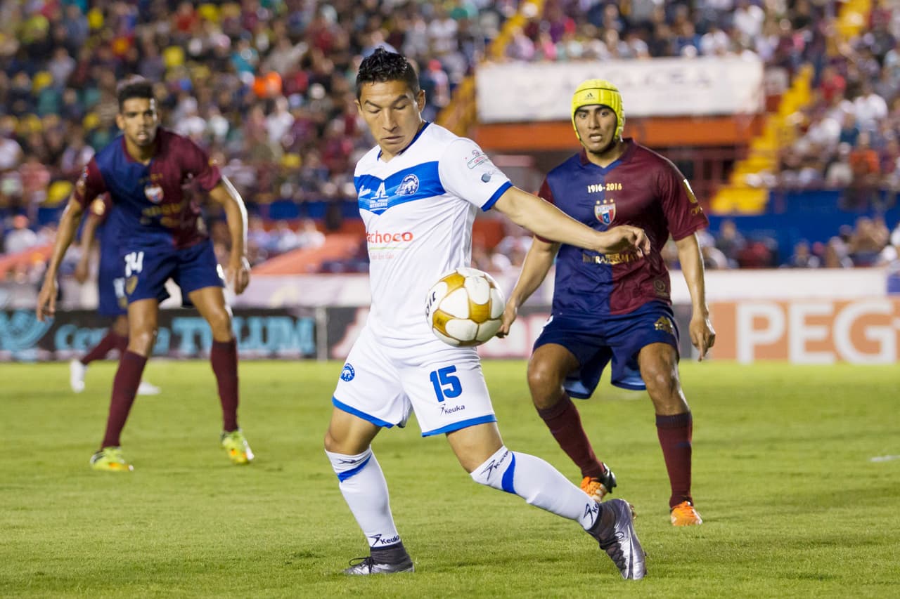 Pasó por la Liga de Ascenso con San Luis y Celaya. Ahora juega en la Primera División de Guatemala, en el Deportivo San Pedro.