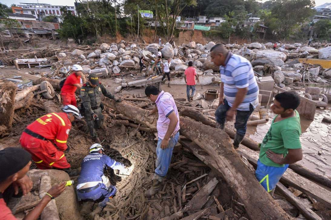 Search-and-rescue teams combed through the debris and helped people who had been clawing at huge mounds of mud by hand. Mocoa, Colombia, April 2, 2017