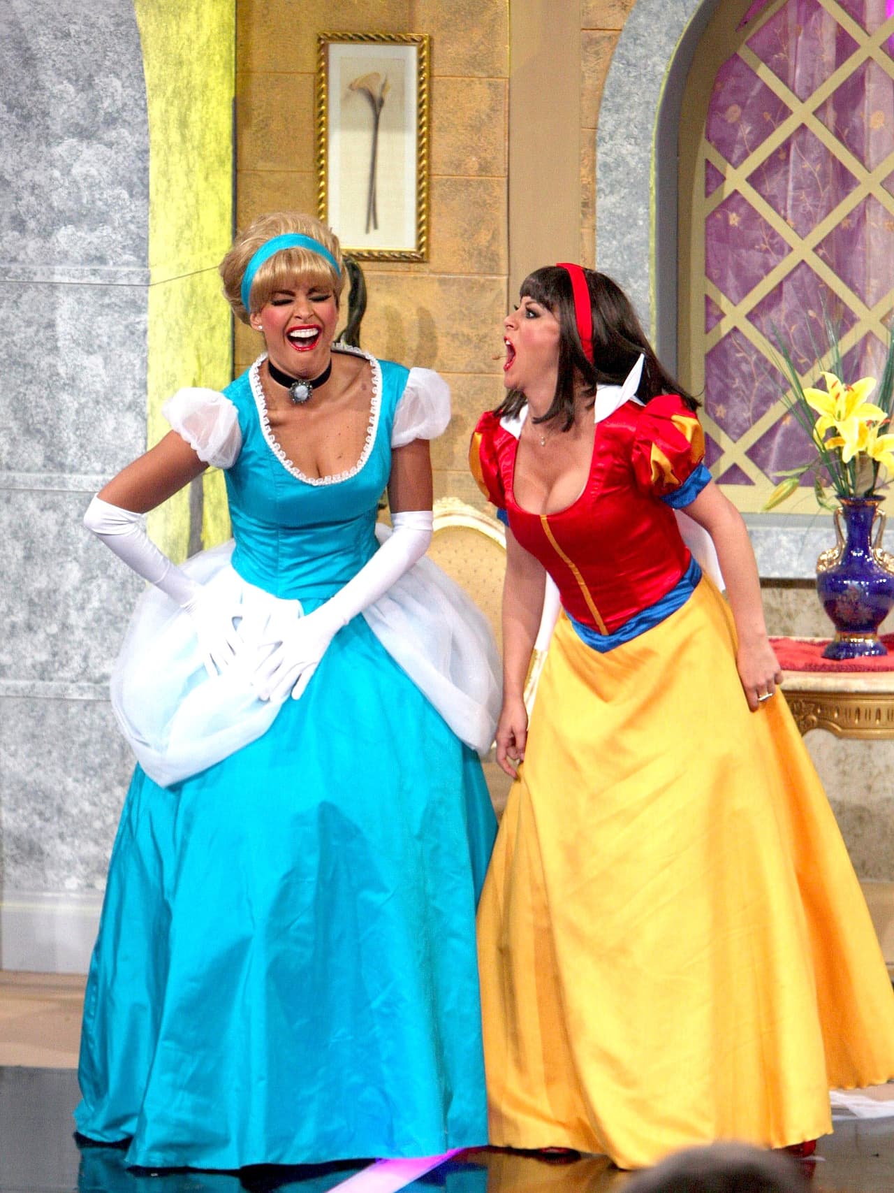 Participó en el 2009 en el show ‘Hazme reír y serás millonario' como parte del equipo de Roxana Castellanos.