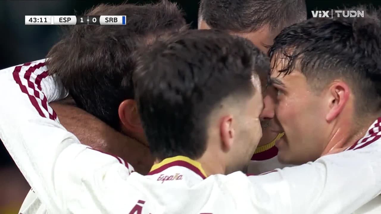 ¡Mikel Oyarzabal hace un doblete para España con este golazo!