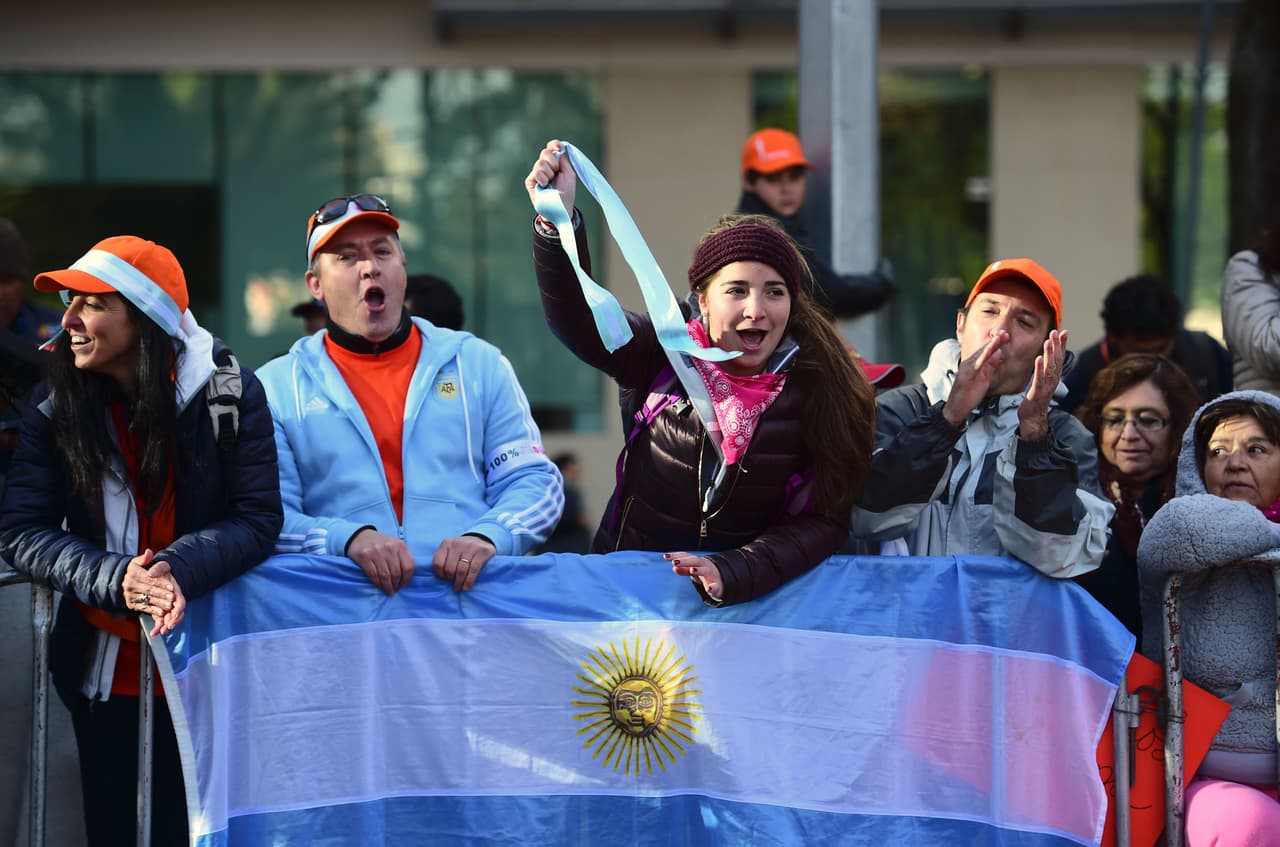 Este grupo carga la bandera argentina, nacionalidad que tiene el papa Francisco.