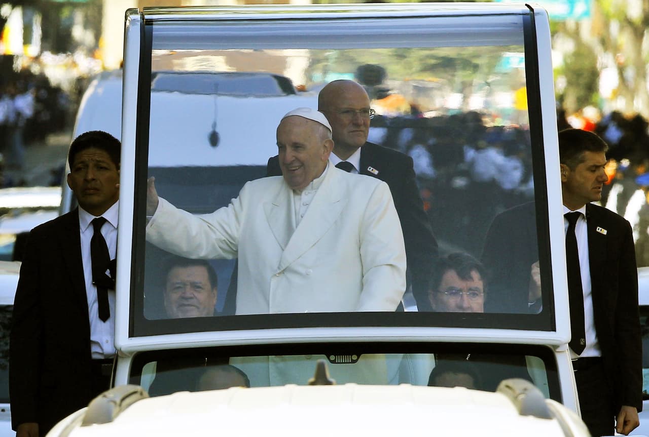 Al papa Francisco se le ha visto muy sonriente en sus primeros trayectos.
