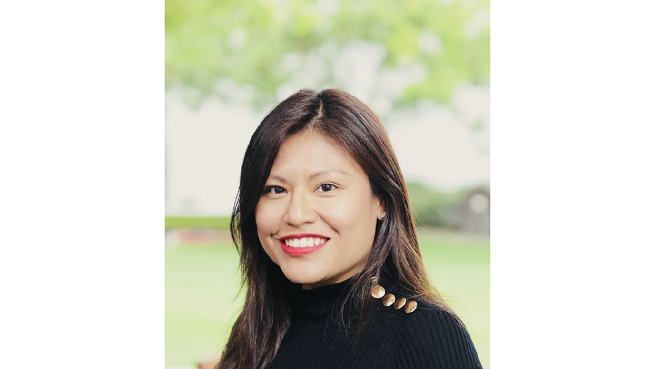 <h3 class="cms-H3-H3"><b>Carolina Huaranca. Inversora y miembro de la junta directiva de Latinas in Tech</b></h3>
<br>
<br>Mi derecho a votar es un privilegio que no tomo a la ligera. Voto por los sacrificios que hicieron mis padres, inmigrantes, para venir a este país y darme una vida mejor para que ahora pueda ser una de las pocas latinas que trabaja como inversionista en la nación.
<br>
<br>Ejerzo mi derecho para que mi voz sea escuchada y que mi destino no lo decidan otros. También voto para asegurar que mi comunidad tenga mejores escuelas públicas, acceso a transporte, atención médica y otros servicios importantes. 
<br>
<br>Voto porque quiero que los políticos se percaten de mí y reconozcan que mi voto tiene el poder de cambiar la dirección de estas elecciones, pero también de las próximas elecciones. Entonces, siempre ejerceré mi derecho al voto porque representa el poder de mi voz.