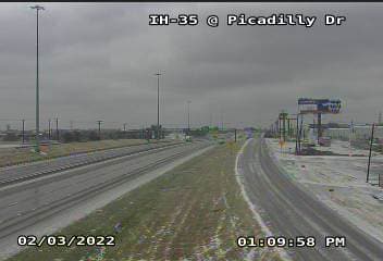 <b>¿Qué artículos debes tener en tu carro?</b>
<ul>
 <li class="li1" style="box-sizing: border-box;">Kit de primeros auxilios</li>
 <li class="li1" style="box-sizing: border-box;">Tanque lleno de gasolina</li>
 <li class="li1" style="box-sizing: border-box;">Bolsa de arena o arena para gatos</li>
 <li class="li1" style="box-sizing: border-box;">Una pala o raspador de hielo</li>
</ul>