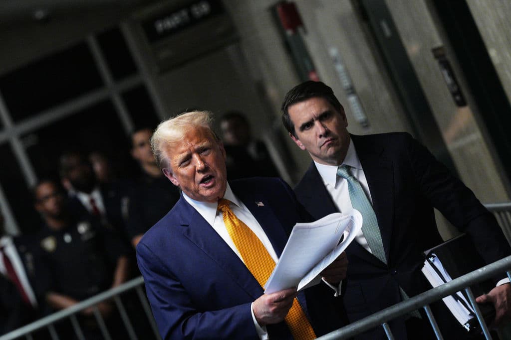 El expresidente Trump junto a su abogado Todd Blanche, habla con la prensa en los días de su juicio por encubrir pagos para sobornar a una actriz porno con la que habría tenido una relación extramatrimonial.