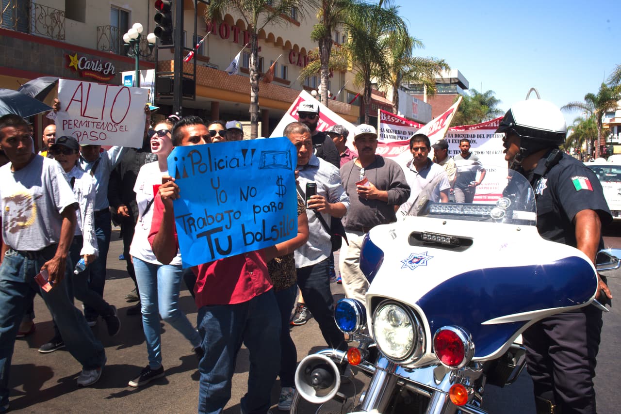 "Quieren hacer dinero con nuestro sufrimiento": denuncian abusos de policías contra migrantes en Tijuana