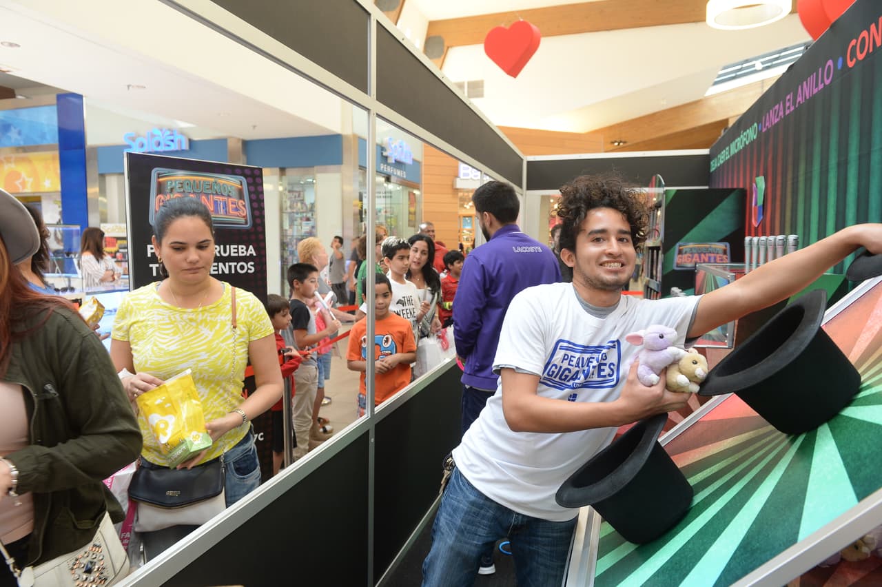 Otro juego de feria fue conejo en el sombrero (Rabbit In A Hat).