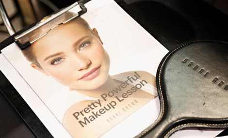 En 2010 lanzó la campaña
<a href="https://www.bobbibrowncosmetics.com/pretty-powerful">‘Pretty Powerful’ </a>que promueve la auto estima y se basa en que todas las mujeres son lindas sin maquillaje pero cuando lo aplican correctamente pueden ser más poderosas. La campaña mostró por primera vez fotos del antes y el después de mujeres reales. En 2013 creó una iniciativa solidaria global dirigida a potencializar a las mujeres y a las niñas en cuanto a educación y capacitación para ayudarlas a ser ellas mismas.
<br>