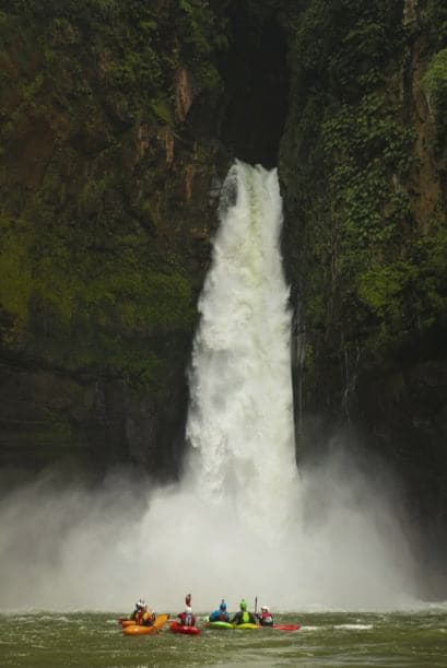 Rafa Ortiz, Dane Jackson, Seth Ashworth, Juanito de Ugarte, Ciaran Heurteau y Joel Kowalksi contemplan una gran cascada durante el Primer Descenso Red Bull: Proyecto Michoacán, en Tlapacoyan, VE, México, 21 de Noviembre, 2013.