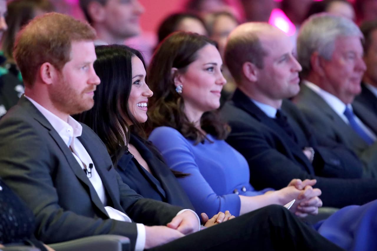 El príncipe Harry y su hermano William junto a Meghan Markle y Kate Middleton aparecieron por primera vez juntos en un evento oficial de la Casa Real.
<br>