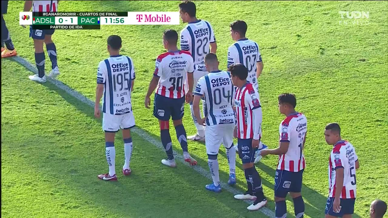 ¡TIRO ATAJADO! disparo por Luis Chávez.