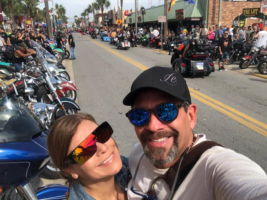 “Por muy ocupado que uno esté, y por más atención que uno le de a sus hijos, también es importante tener tiempo para estar solo con su marido. A nosotros nos encanta tener tiempo para estar los dos solos”.
<br>