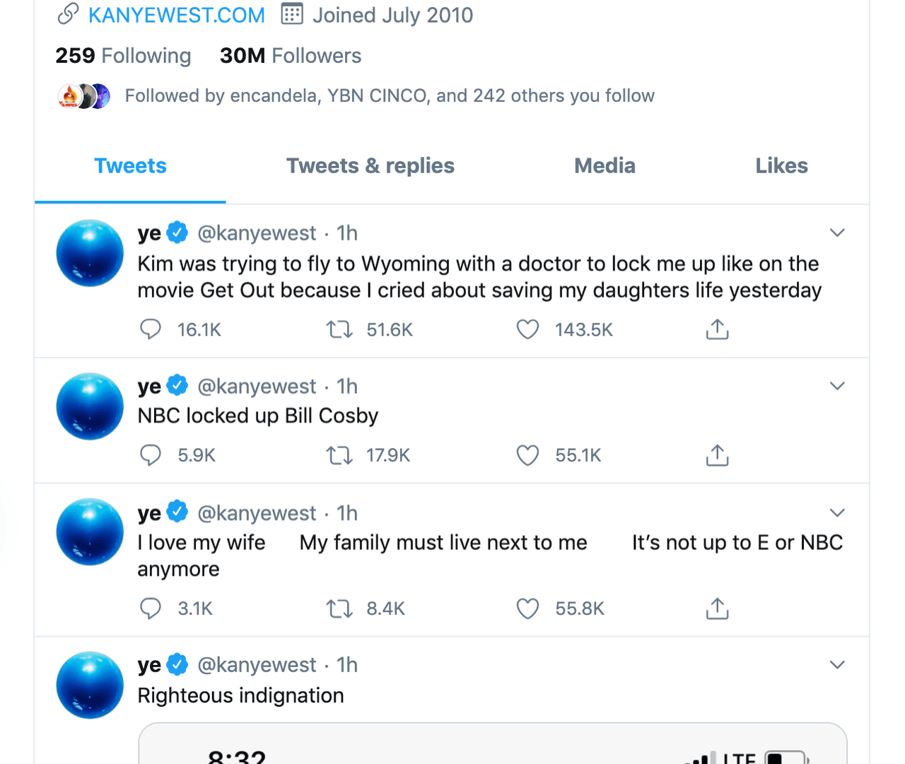 Las cosas se complicaron más cuando el intérprete de 'Stronger' publicó una serie de mensajes contra su familia política. Entre la cascada de tuits se podía leer: "Amo a mi esposa. Mi familia debe vivir junto a mí. No es decisión de E! o NBC". Más adelante publicó que su esposa quería hospitalizarlo: "Kim estaba tratando de volar a Wyoming con un médico para encerrarme como en la película 'Get out', porque lloré por salvar la vida de mis hijas ayer".