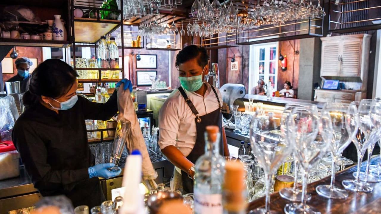 “No creo sea una buena idea usar la fecha de la vacuna para abrir las barras”: alcalde de Miami