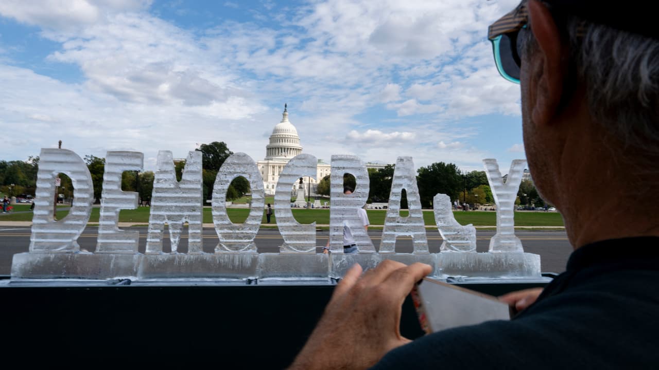 La “Democracia” se derrite frente al Capitolio: colocan escultura de hielo en DC