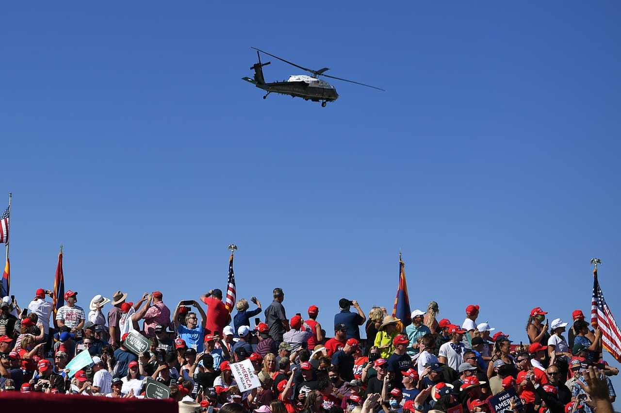 Marine One sobrevuela antes de un mitin del presidente de los Estados Unidos, Donald Trump, en el Aeropuerto Regional de Prescott en Prescott, Arizona.