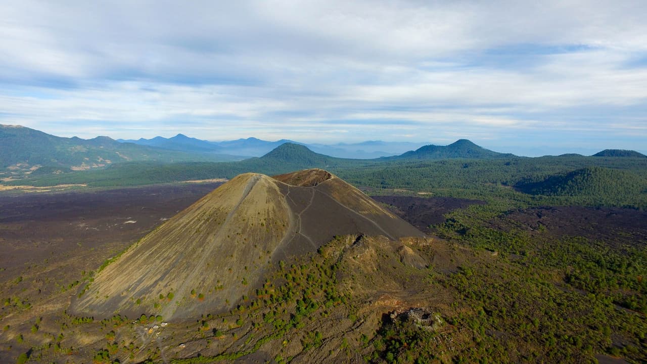 <b>2016.</b> Una toma aérea del perfecto cono volcánico del Paricutín de 1,391 pies de altura (420) metros. En 2018 cumplió 75 años de su nacimiento.