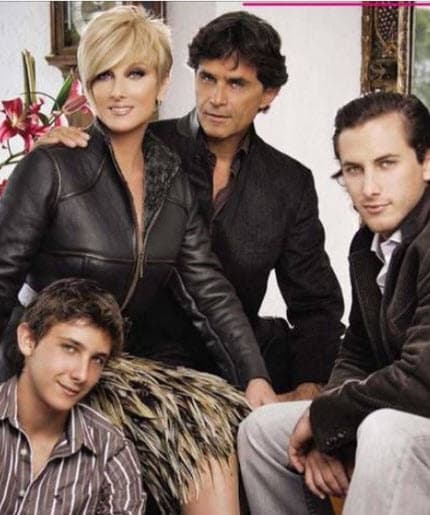 El actor platicó que para él y Emiliano, sus padres (
<b><a href="https://www.univision.com/famosos/humberto-zurita-niega-tener-nuevo-romance-y-asegura-que-christian-bach-todavia-esta-con-el-fotos">Humberto Zurita</a></b> y
<b><a href="https://www.univision.com/famosos/disfrutando-la-vida-como-lo-prometimos-los-hijos-de-christian-bach-la-recuerdan-a-2-meses-de-su-muerte-video">Christian Bach</a></b>) han sido guías en su profesión.