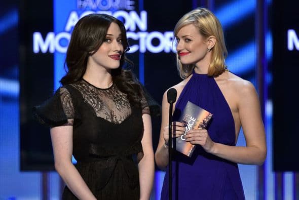 Las '2 Broke Girls', Kat Dennings y Beth Behrs, estaban encantadas de nombrar al Actor en Acción Favorito.