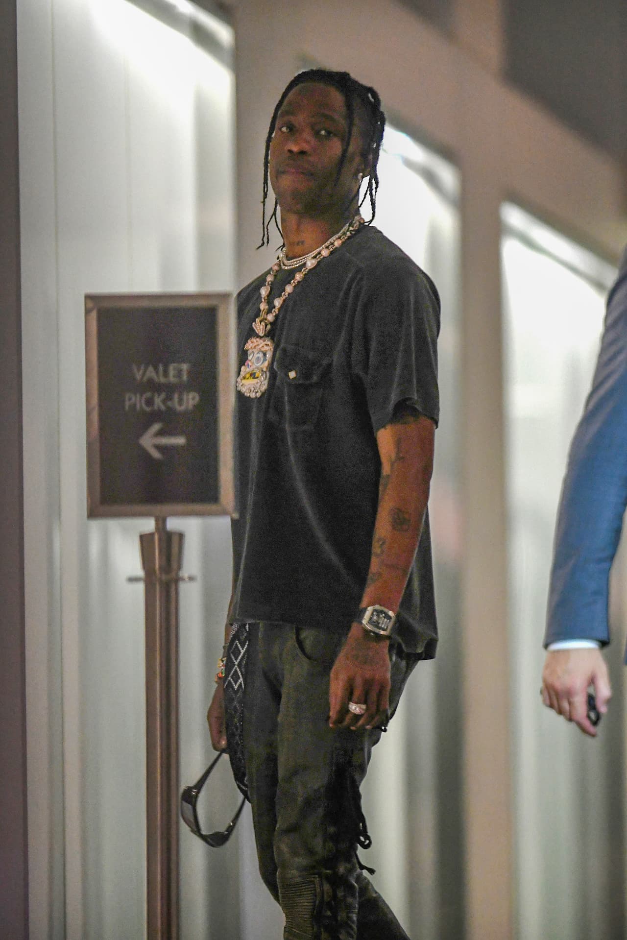 Según el reporte del diario británico, ambos abordaron la aeronave el pasado domingo 2 de mayo.