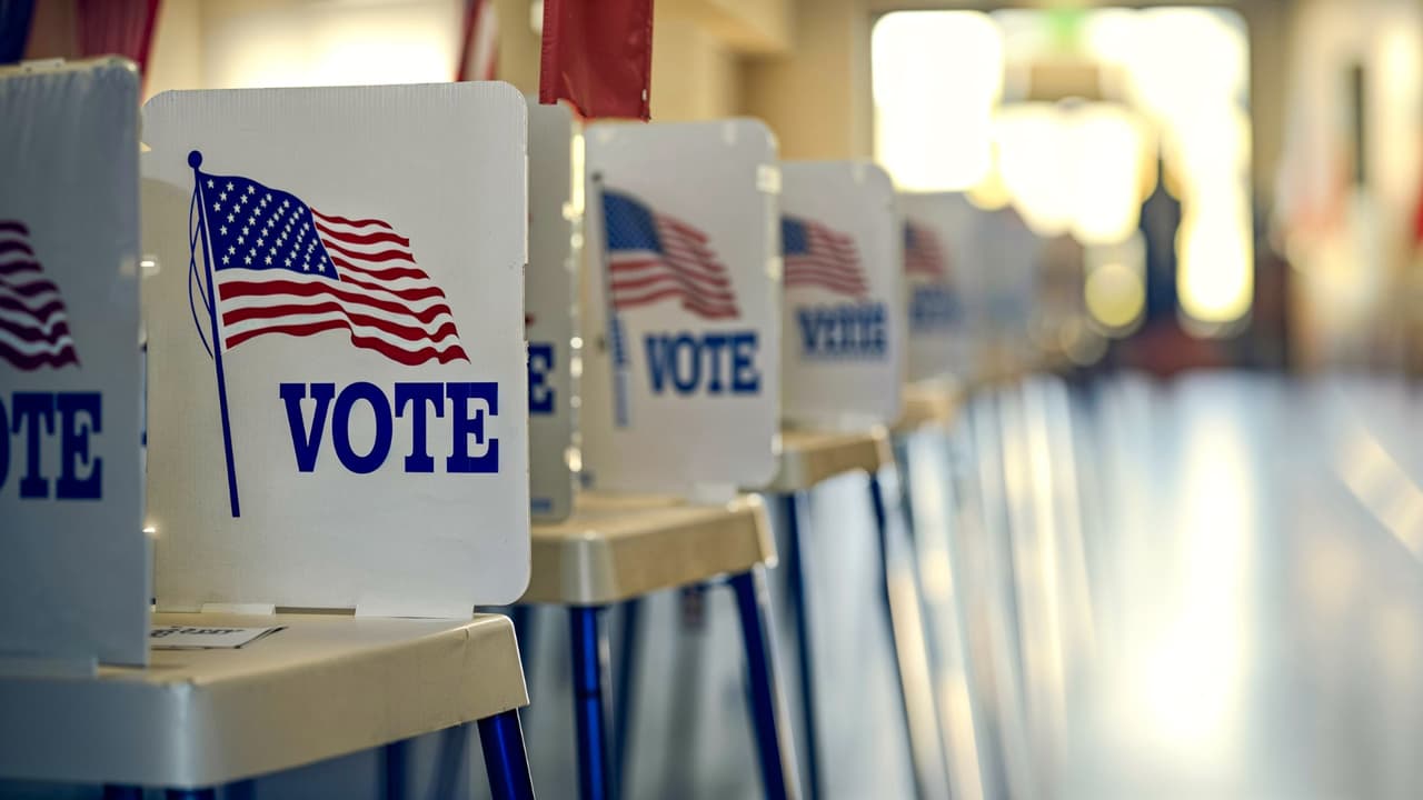 <h3 class="cms-H3-H3">Quién puede votar y dónde hay excepciones </h3>La diferencia está en la ciudadanía,
<b>no en cuánto tiempo lleve una persona viviendo en Estados Unidos. </b>
<br>
<br>Un residente permanente puede haber construido su vida en el país durante décadas y, aun así,
<b>no estar autorizado para votar en elecciones federales.</b>
<br>
<br>La ciudadanía también es requisito
<b>en la mayoría de las elecciones estatales.</b>
<br>
<br>Sin embargo, existen
<b>algunas excepciones para elecciones locales.</b>
<br>
<br>Municipios como
<b>Takoma Park, en Maryland, y Burlington, Montpelier y Winooski, en Vermont,</b> han aprobado normas que permiten participar a ciertos residentes no ciudadanos en elecciones municipales.
<br>
<br>Estas excepciones son limitadas
<b>y no autorizan a votar en elecciones federales o estatales. </b>
<br>
<br>También hay una diferencia importante
<b>entre estar registrado y haber votado. </b>
<br>
<br>Estar registrado para votar
<b>no significa que una persona haya votado. </b>
<br>
<br>Sin embargo, registrarse sin tener la ciudadanía estadounidense también puede traer consecuencias legales.
<br>
<br>
<b><a href="https://www.usa.gov/es/requisitos-votar" target="_blank">Así lo explica el Gobierno de Estados Unidos</a></b> en su guía sobre los requisitos para votar.
<br>
<b>Las excepciones locales también están documentadas</b> por las
<a href="https://sos.vermont.gov/elections/voters/vermont-voting-rights" target="_blank">autoridades electorales de Vermont y Takoma Park, Maryland.</a>