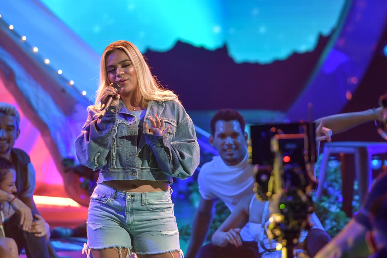 El público coreó el tema que Karol interpretó con emoción.