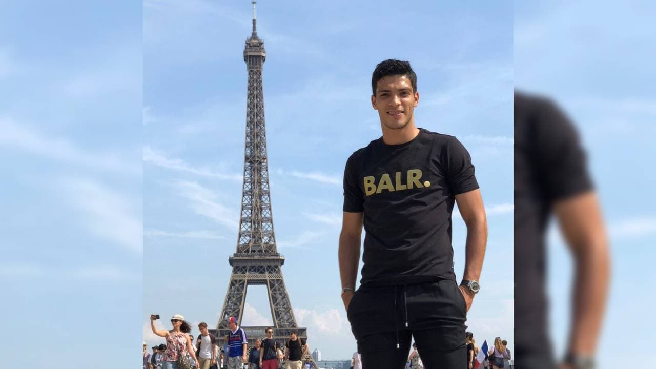 No podía dejar de pasear por la Torre Eiffel, en Paris.
