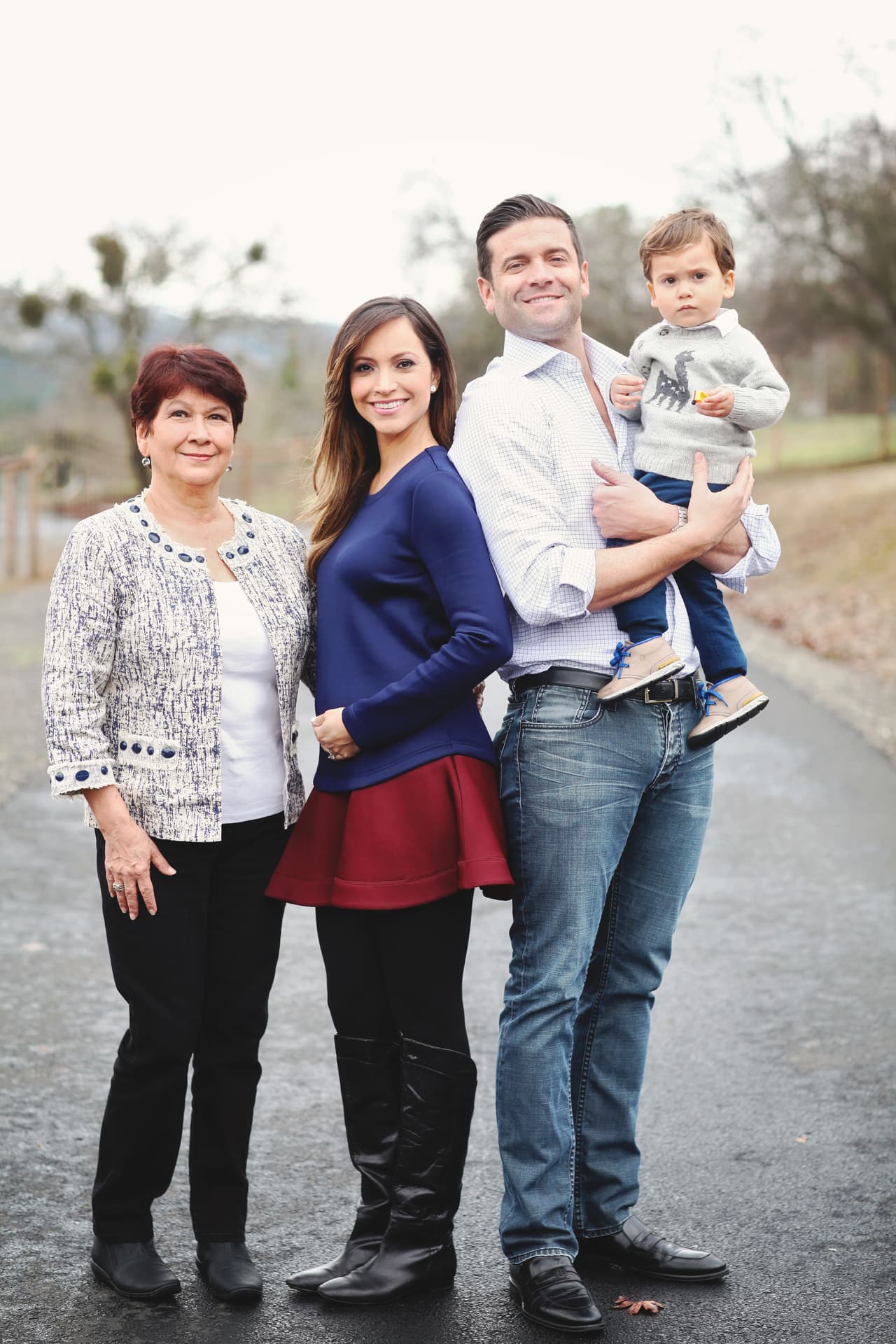 ¡La familia sigue creciendo y Satcha abraza con amor su barriguita!