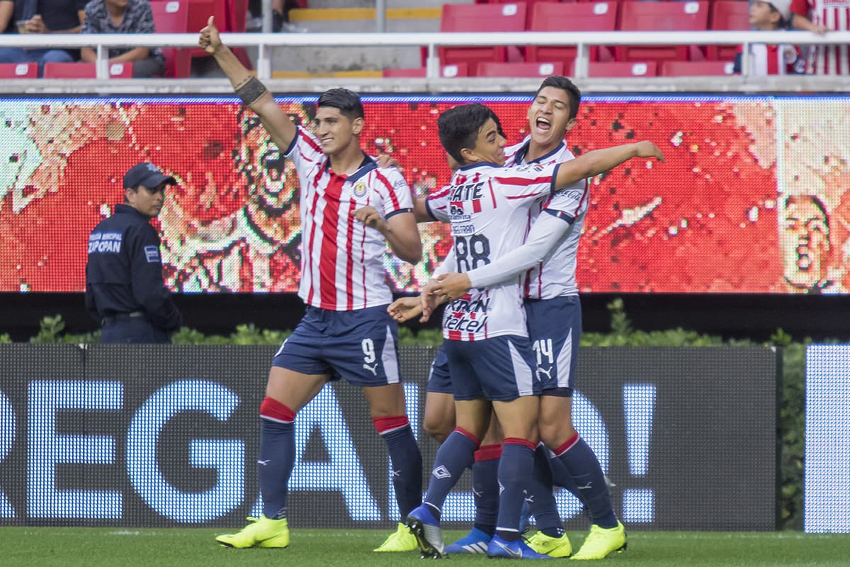 <b>12. Chivas, 17 puntos. </b>Está obligado a ganar de visitante contra León en la jornada 16 y cerrará en casa contra Tigres UANL que podría llegar ya clasificado. Sin embargo, necesita varios resultados más para meterse en la pelea.