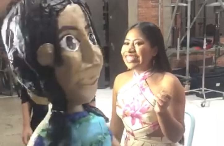 Yalitza tuvo oportunidad de tener ya una primera piñata y su reacción fue de jubilo y felicidad.