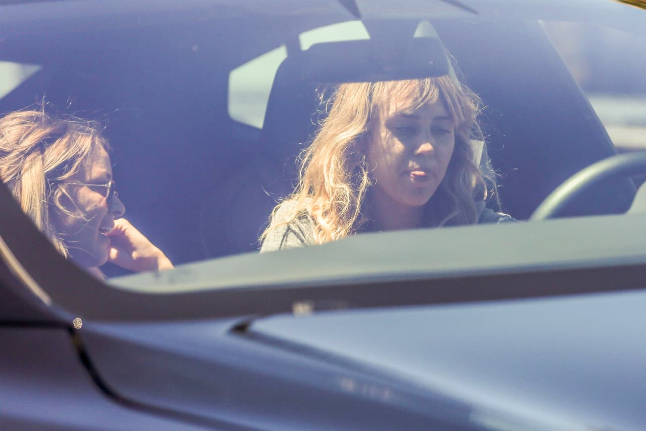 Miley Cyrus parecía un poco frustrada, pero su amiga estaba ahí para hacerle la vida más relajada.