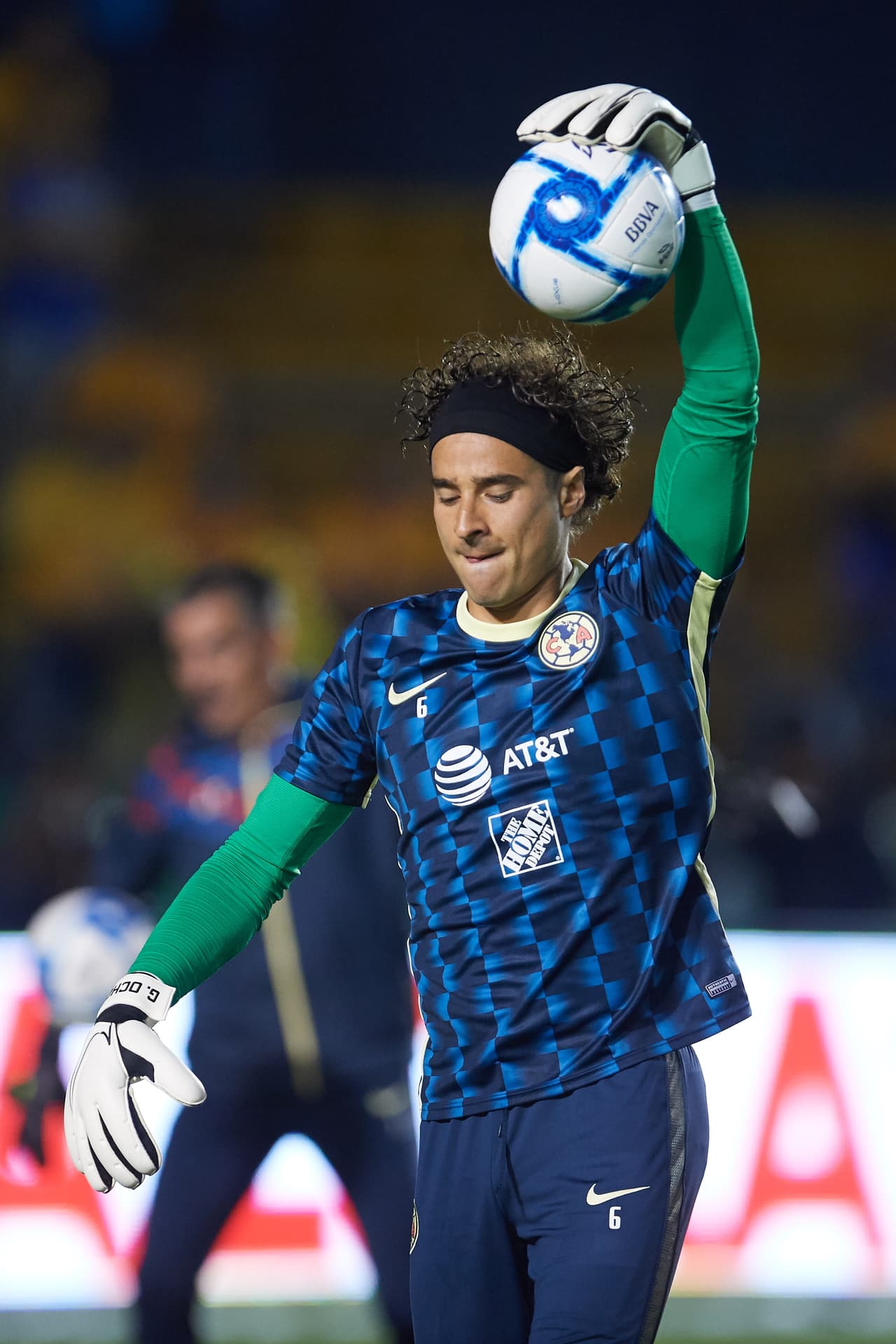 Entre risas, saludos, emoción y un gran escenario, así volvió a portar la casaca de las Águilas el portero mexicano.