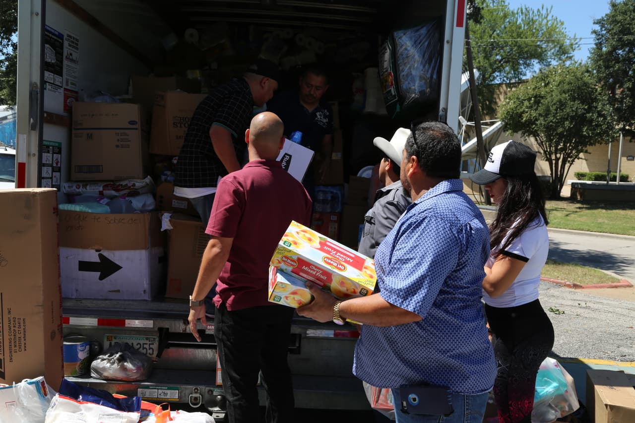 Así se cargo el camión con ayudas para los damnificados en Houston por radioescuchas y 'El Bueno, La Mala y El Feo'.