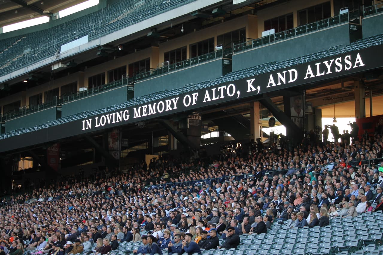 Así lucían las gradas del estadio durante el emotivo homenaje.