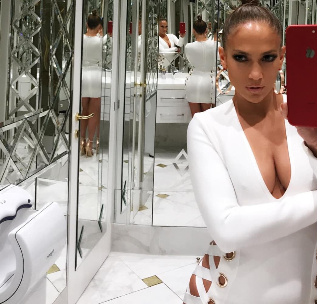 Por ejemplo, en una ocasión, cuando estaba de vacaciones, publicó esta foto: "Cuando te encuentras a ti misma
<b>en el baño más precioso</b> del mundo…".