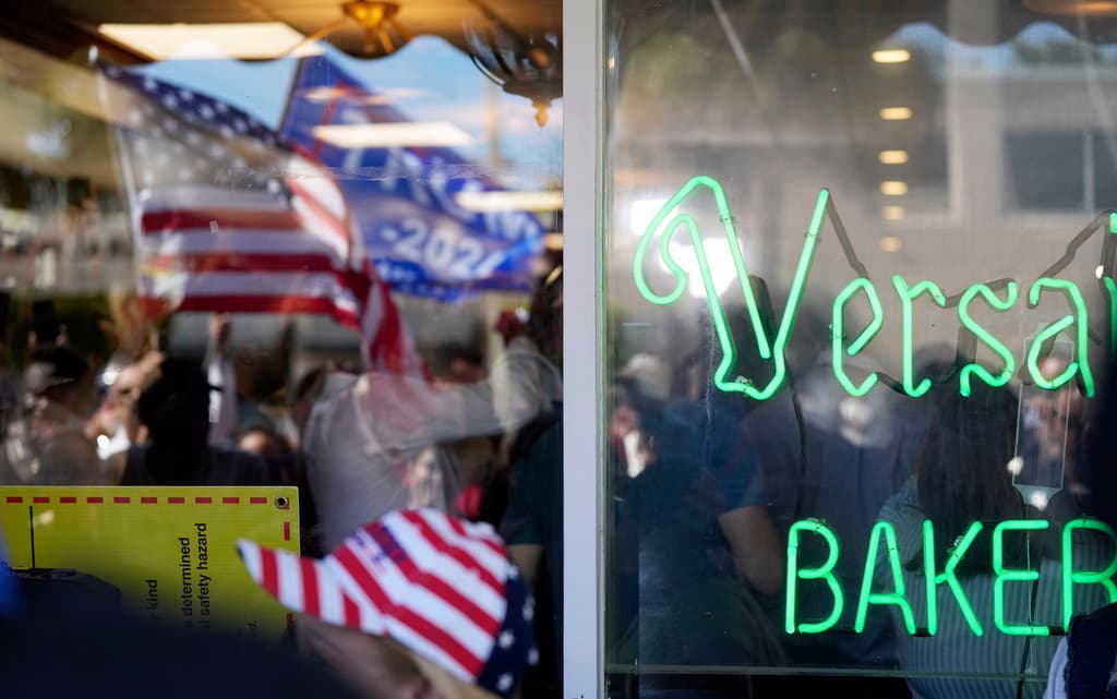 Cuando se bajó de una de las SUV que lo trasladaban y acompañaban, Trump estrechó las manos y habló con los simpatizantes que ondeaban banderas y se colgaban pancartas.