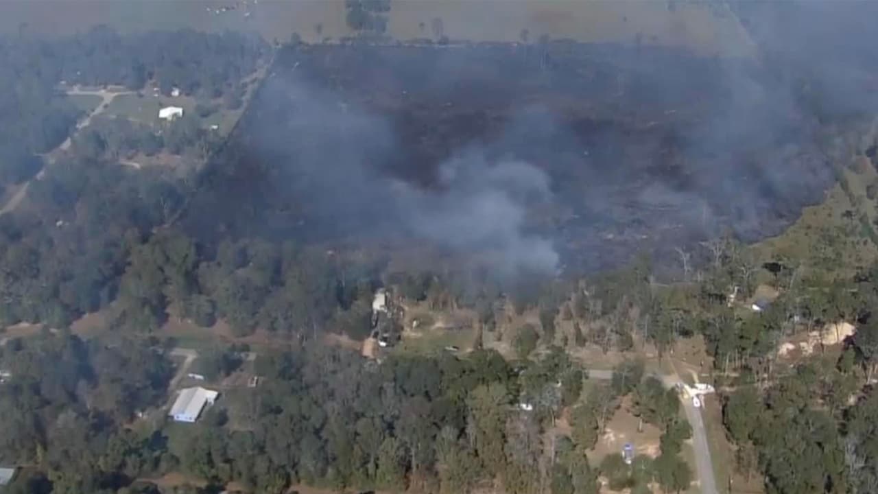 El incendio ocurre en el condado Liberty cerca de Montgomery.