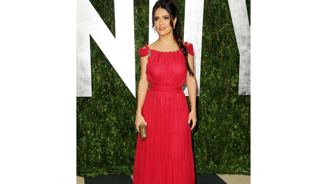 En el 'after party' de 'Vanity Fair' Salma escogió un elegante vestido rojo