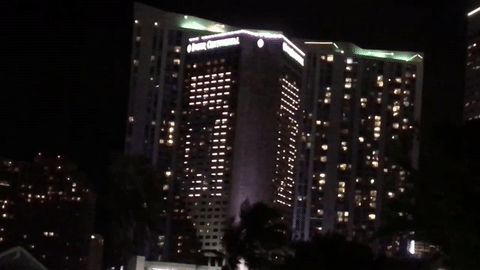 Obra de un artista cubano ocupa la icónica fachada de un hotel de Florida durante la Semana de Arte en Miami