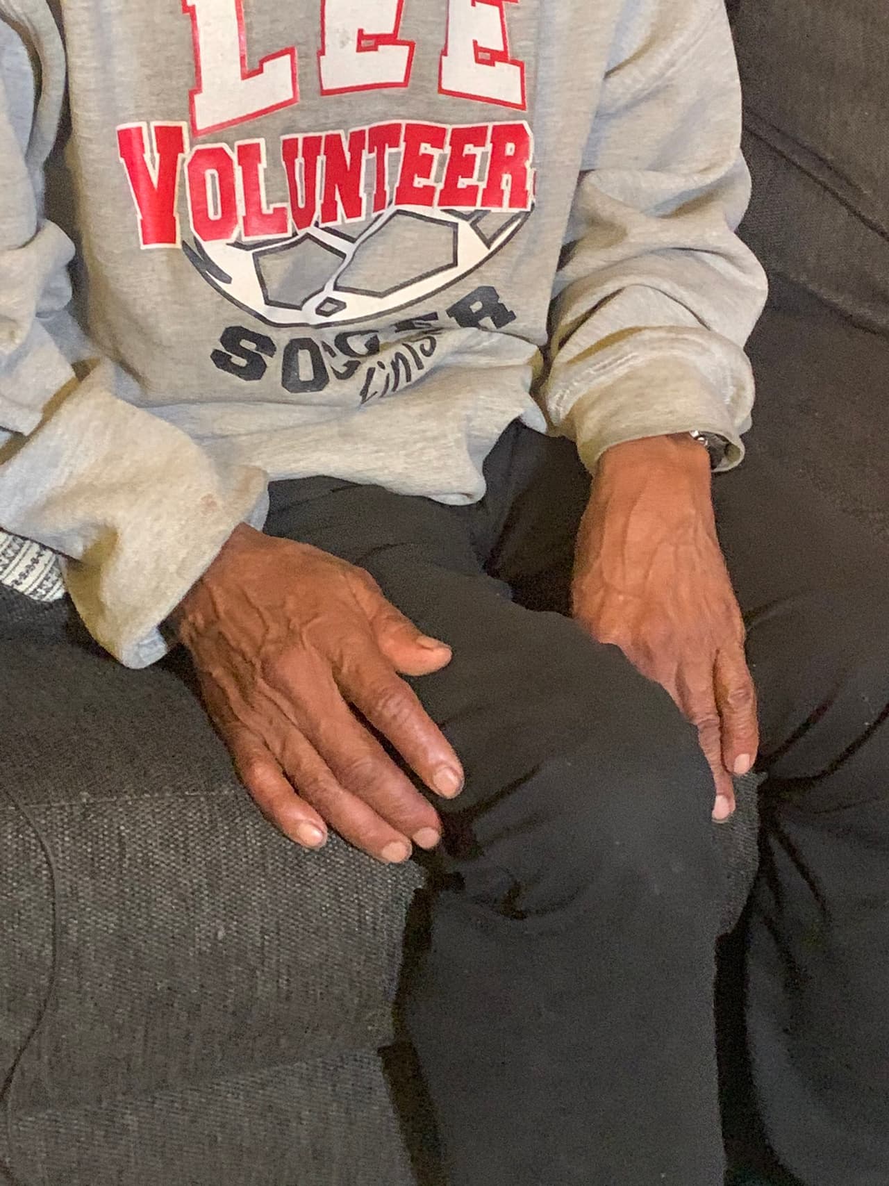 El comandante del Departamento de Policía de Los Ángeles,
<b>Al Labrada,</b> quien vio el reportaje,
<b>contactó a una traductora de quiché para facilitar la comunicación. Poco después, surgieron los datos para contactar a los familiares de Francisco</b>, quien pudo encontrarse con su hijo Manuel este viernes en la ciudad del Monte.