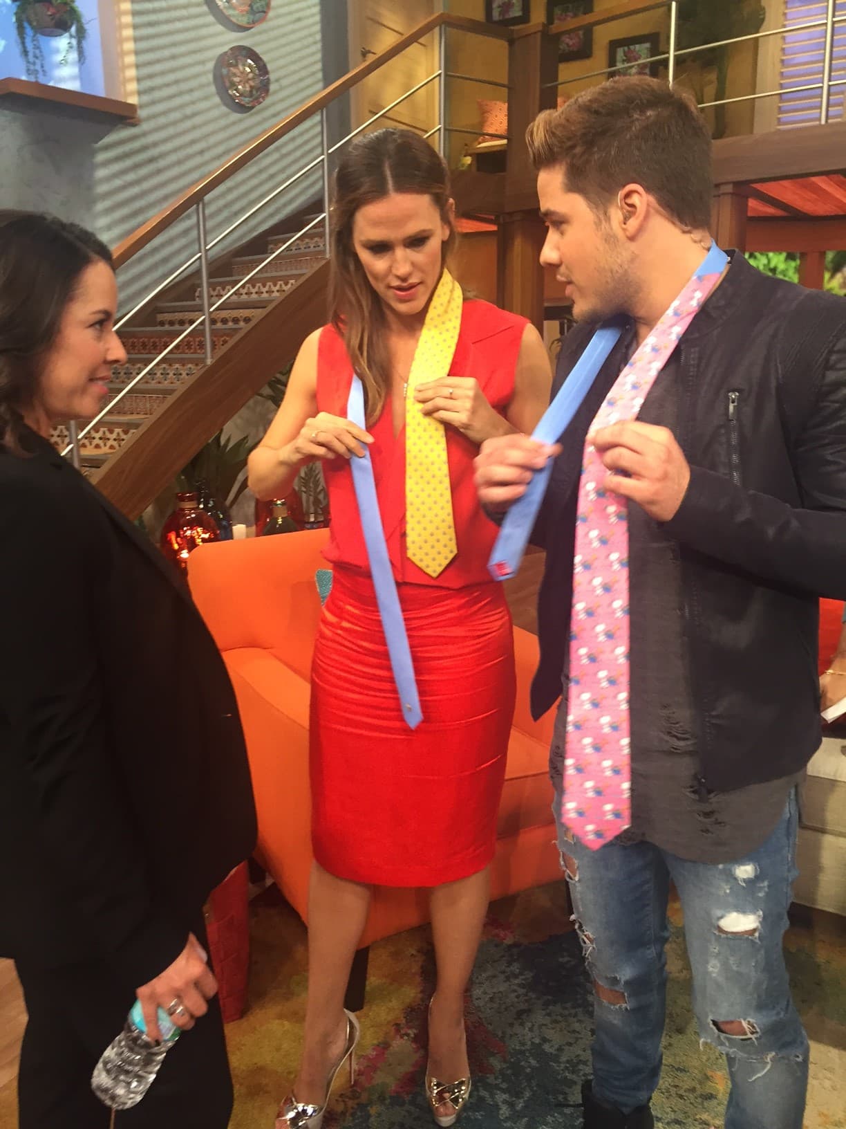 William le mostró en qué consistiría el reto de la corbata.