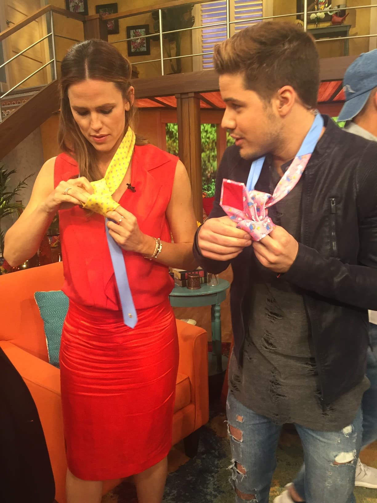 La bella de Hollywood demostró que es buena haciendo el nudo de las corbatas.